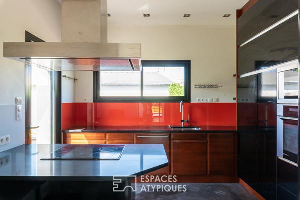 Contemporaine singulière et sa piscine