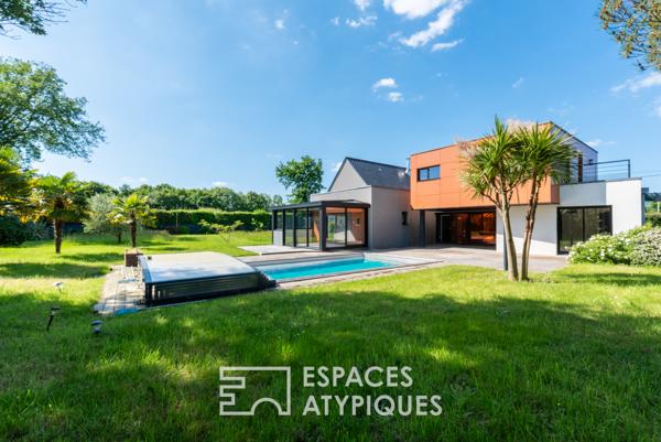 Contemporaine singulière et sa piscine