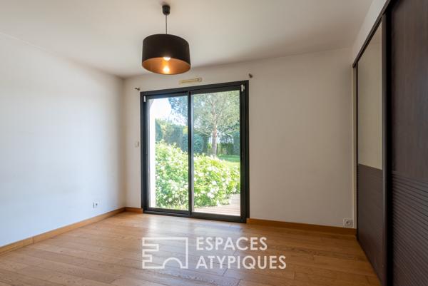 Contemporaine singulière et sa piscine