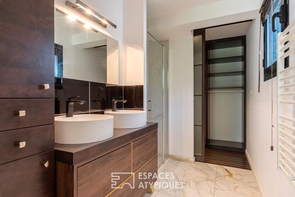 Contemporaine singulière et sa piscine