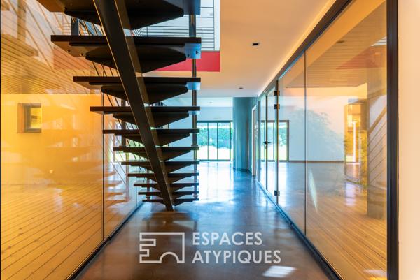 Contemporaine singulière et sa piscine