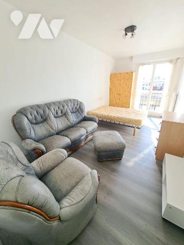 HYPER CENTRE VILLE - AU PIED DU TRAMWAY
Appartement au 5ème étage avec ascenseur comprenant gr...