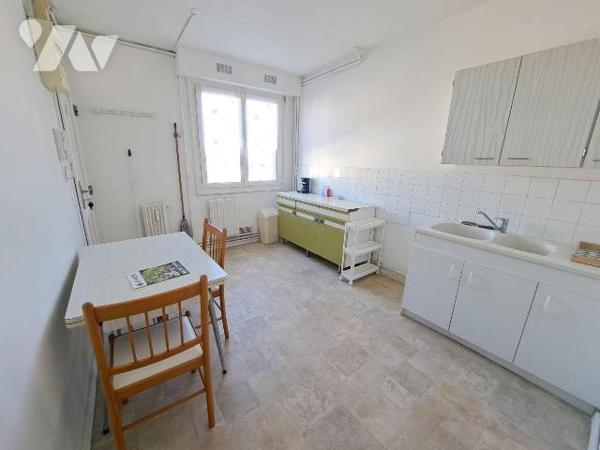 HYPER CENTRE VILLE - AU PIED DU TRAMWAY
Appartement au 5ème étage avec ascenseur comprenant gr...