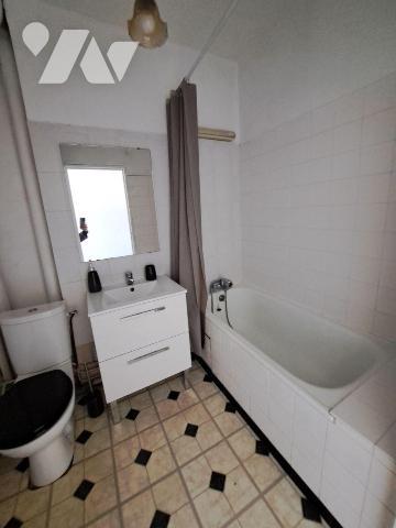 HYPER CENTRE VILLE - AU PIED DU TRAMWAY
Appartement au 5ème étage avec ascenseur comprenant gr...