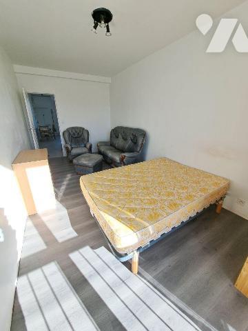 HYPER CENTRE VILLE - AU PIED DU TRAMWAY
Appartement au 5ème étage avec ascenseur comprenant gr...