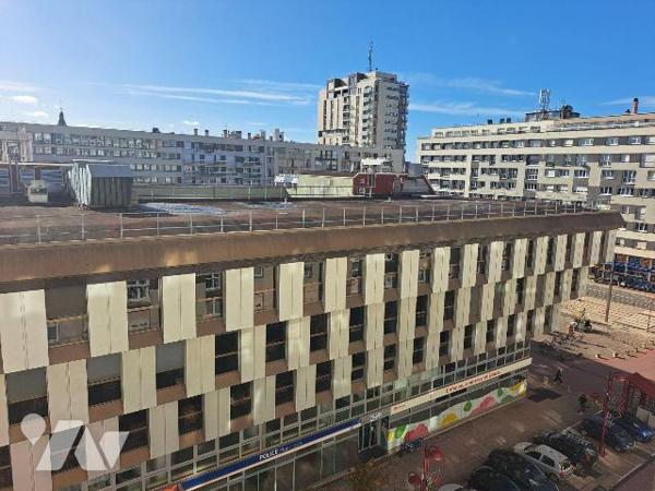 HYPER CENTRE VILLE - AU PIED DU TRAMWAY
Appartement au 5ème étage avec ascenseur comprenant gr...