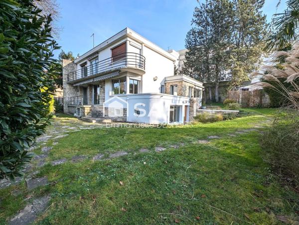 Villa de caractère avec vue exceptionnelle et sa dépendance style cottage anglais, alliance parfaite entre charme d'antan et confort moderne.