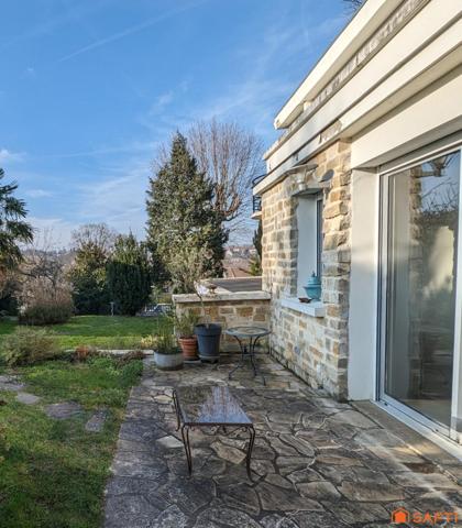 Villa de caractère avec vue exceptionnelle et sa dépendance style cottage anglais, alliance parfaite entre charme d'antan et confort moderne.