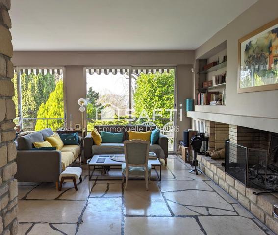 Villa de caractère avec vue exceptionnelle et sa dépendance style cottage anglais, alliance parfaite entre charme d'antan et confort moderne.