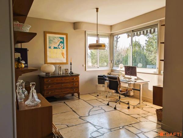 Villa de caractère avec vue exceptionnelle et sa dépendance style cottage anglais, alliance parfaite entre charme d'antan et confort moderne.