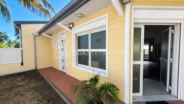 Vente de Droit au Bail d'un Local Commercial de 65 m² à La Saline-les-Bains, en face de la plage de Trou d'Eau. 

Au cœur de La Saline-les-Bains, directement en face de la plage de Trou d'Eau, ce local commercial de 65 m² environ offre une opportunité rare de s'installer dans l'un des sites les plus prisés de la côte ouest réunionnaise. Située sur la Route du Trou d'Eau, elle bénéficie d'une exposition maximale sur un axe passant où le flux touristique et résidentiel se croise tout au long de l'année, porté par l'attractivité naturelle de ce rivage réputé.

Le local se compose d'un espace de vente principal lumineux et traversant, agrémenté de nombreuses ouvertures qui garantissent une luminosité naturelle constante. Entièrement rénové, il présente des finitions soignées et un état impeccable, prêt à accueillir immédiatement une activité sans travaux préalables. Un espace sanitaire privatif, équipé de toilettes, d'une douche et d'un lavabo, complète les installations intérieures avec une autonomie appréciable pour une surface de cette taille. 

Le local est équiper d'une climatisation réversible et des luminaires encastrés, ce qui permet une mise en activité rapide sans investissement lourd en aménagement technique. Les volumes sous charpente apparente confèrent au lieu une atmosphère contemporaine et adaptable à de multiples types d'activité. 

À l'extérieur, un petit espace jardin sur le devant crée une transition végétale entre la rue et l'intérieur du commerce. Une place de parking dédiée est attachée au local, ce qui constitue un atout pratique majeur dans ce quartier où le stationnement est souvent contraint. 

Le bail commercial en cours, consenti pour une durée de neuf ans à compter du 6 juin 2026, présente des conditions financières maîtrisées. Le loyer mensuel hors charges hors taxes s'élève à 1 880 euros. 

Les charges sont provisionnées à 265 euros par mois, ventilées entre 65 euros pour les charges communes et 200 euros pour la taxe d'ordures ménagères. 

La destination commerciale autorisée est large et ouvre sur de nombreuses perspectives d'exploitation. Le preneur peut y exercer toute activité commerciale légale, à l'exception de celles soumises à autorisation spécifique ou interdites par le règlement de copropriété ou les autorités administratives.

Le prix de cession du droit au bail est fixé à 39 000 euros honoraires d'agence inclus. Cette valorisation place l'entrée dans les lieux à un niveau accessible, compte tenu de la qualité de l'emplacement, de l'état irréprochable du local et des conditions de bail négociées. 

Ce local s'adresse à un repreneur soucieux de s'ancrer dans un quartier identifié, avec un trafic naturel généré par la plage et son écosystème (restauration, hébergement, loisirs nautiques), tout en conservant la souplesse d'aménager l'espace selon sa propre vision commerciale. 

Pour toute information complémentaire, consultation du dossier ou organisation d'une visite, merci de me contacter.