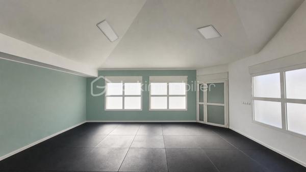 Vente de Droit au Bail d'un Local Commercial de 65 m² à La Saline-les-Bains, en face de la plage de Trou d'Eau. 

Au cœur de La Saline-les-Bains, directement en face de la plage de Trou d'Eau, ce local commercial de 65 m² environ offre une opportunité rare de s'installer dans l'un des sites les plus prisés de la côte ouest réunionnaise. Située sur la Route du Trou d'Eau, elle bénéficie d'une exposition maximale sur un axe passant où le flux touristique et résidentiel se croise tout au long de l'année, porté par l'attractivité naturelle de ce rivage réputé.

Le local se compose d'un espace de vente principal lumineux et traversant, agrémenté de nombreuses ouvertures qui garantissent une luminosité naturelle constante. Entièrement rénové, il présente des finitions soignées et un état impeccable, prêt à accueillir immédiatement une activité sans travaux préalables. Un espace sanitaire privatif, équipé de toilettes, d'une douche et d'un lavabo, complète les installations intérieures avec une autonomie appréciable pour une surface de cette taille. 

Le local est équiper d'une climatisation réversible et des luminaires encastrés, ce qui permet une mise en activité rapide sans investissement lourd en aménagement technique. Les volumes sous charpente apparente confèrent au lieu une atmosphère contemporaine et adaptable à de multiples types d'activité. 

À l'extérieur, un petit espace jardin sur le devant crée une transition végétale entre la rue et l'intérieur du commerce. Une place de parking dédiée est attachée au local, ce qui constitue un atout pratique majeur dans ce quartier où le stationnement est souvent contraint. 

Le bail commercial en cours, consenti pour une durée de neuf ans à compter du 6 juin 2026, présente des conditions financières maîtrisées. Le loyer mensuel hors charges hors taxes s'élève à 1 880 euros. 

Les charges sont provisionnées à 265 euros par mois, ventilées entre 65 euros pour les charges communes et 200 euros pour la taxe d'ordures ménagères. 

La destination commerciale autorisée est large et ouvre sur de nombreuses perspectives d'exploitation. Le preneur peut y exercer toute activité commerciale légale, à l'exception de celles soumises à autorisation spécifique ou interdites par le règlement de copropriété ou les autorités administratives.

Le prix de cession du droit au bail est fixé à 39 000 euros honoraires d'agence inclus. Cette valorisation place l'entrée dans les lieux à un niveau accessible, compte tenu de la qualité de l'emplacement, de l'état irréprochable du local et des conditions de bail négociées. 

Ce local s'adresse à un repreneur soucieux de s'ancrer dans un quartier identifié, avec un trafic naturel généré par la plage et son écosystème (restauration, hébergement, loisirs nautiques), tout en conservant la souplesse d'aménager l'espace selon sa propre vision commerciale. 

Pour toute information complémentaire, consultation du dossier ou organisation d'une visite, merci de me contacter.