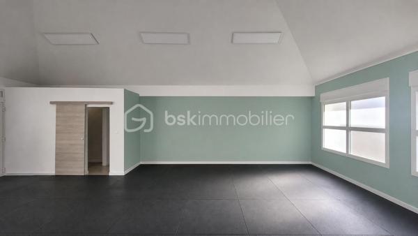 Vente de Droit au Bail d'un Local Commercial de 65 m² à La Saline-les-Bains, en face de la plage de Trou d'Eau. 

Au cœur de La Saline-les-Bains, directement en face de la plage de Trou d'Eau, ce local commercial de 65 m² environ offre une opportunité rare de s'installer dans l'un des sites les plus prisés de la côte ouest réunionnaise. Située sur la Route du Trou d'Eau, elle bénéficie d'une exposition maximale sur un axe passant où le flux touristique et résidentiel se croise tout au long de l'année, porté par l'attractivité naturelle de ce rivage réputé.

Le local se compose d'un espace de vente principal lumineux et traversant, agrémenté de nombreuses ouvertures qui garantissent une luminosité naturelle constante. Entièrement rénové, il présente des finitions soignées et un état impeccable, prêt à accueillir immédiatement une activité sans travaux préalables. Un espace sanitaire privatif, équipé de toilettes, d'une douche et d'un lavabo, complète les installations intérieures avec une autonomie appréciable pour une surface de cette taille. 

Le local est équiper d'une climatisation réversible et des luminaires encastrés, ce qui permet une mise en activité rapide sans investissement lourd en aménagement technique. Les volumes sous charpente apparente confèrent au lieu une atmosphère contemporaine et adaptable à de multiples types d'activité. 

À l'extérieur, un petit espace jardin sur le devant crée une transition végétale entre la rue et l'intérieur du commerce. Une place de parking dédiée est attachée au local, ce qui constitue un atout pratique majeur dans ce quartier où le stationnement est souvent contraint. 

Le bail commercial en cours, consenti pour une durée de neuf ans à compter du 6 juin 2026, présente des conditions financières maîtrisées. Le loyer mensuel hors charges hors taxes s'élève à 1 880 euros. 

Les charges sont provisionnées à 265 euros par mois, ventilées entre 65 euros pour les charges communes et 200 euros pour la taxe d'ordures ménagères. 

La destination commerciale autorisée est large et ouvre sur de nombreuses perspectives d'exploitation. Le preneur peut y exercer toute activité commerciale légale, à l'exception de celles soumises à autorisation spécifique ou interdites par le règlement de copropriété ou les autorités administratives.

Le prix de cession du droit au bail est fixé à 39 000 euros honoraires d'agence inclus. Cette valorisation place l'entrée dans les lieux à un niveau accessible, compte tenu de la qualité de l'emplacement, de l'état irréprochable du local et des conditions de bail négociées. 

Ce local s'adresse à un repreneur soucieux de s'ancrer dans un quartier identifié, avec un trafic naturel généré par la plage et son écosystème (restauration, hébergement, loisirs nautiques), tout en conservant la souplesse d'aménager l'espace selon sa propre vision commerciale. 

Pour toute information complémentaire, consultation du dossier ou organisation d'une visite, merci de me contacter.