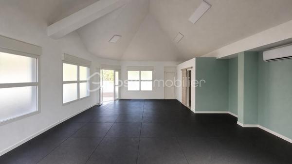 Vente de Droit au Bail d'un Local Commercial de 65 m² à La Saline-les-Bains, en face de la plage de Trou d'Eau. 

Au cœur de La Saline-les-Bains, directement en face de la plage de Trou d'Eau, ce local commercial de 65 m² environ offre une opportunité rare de s'installer dans l'un des sites les plus prisés de la côte ouest réunionnaise. Située sur la Route du Trou d'Eau, elle bénéficie d'une exposition maximale sur un axe passant où le flux touristique et résidentiel se croise tout au long de l'année, porté par l'attractivité naturelle de ce rivage réputé.

Le local se compose d'un espace de vente principal lumineux et traversant, agrémenté de nombreuses ouvertures qui garantissent une luminosité naturelle constante. Entièrement rénové, il présente des finitions soignées et un état impeccable, prêt à accueillir immédiatement une activité sans travaux préalables. Un espace sanitaire privatif, équipé de toilettes, d'une douche et d'un lavabo, complète les installations intérieures avec une autonomie appréciable pour une surface de cette taille. 

Le local est équiper d'une climatisation réversible et des luminaires encastrés, ce qui permet une mise en activité rapide sans investissement lourd en aménagement technique. Les volumes sous charpente apparente confèrent au lieu une atmosphère contemporaine et adaptable à de multiples types d'activité. 

À l'extérieur, un petit espace jardin sur le devant crée une transition végétale entre la rue et l'intérieur du commerce. Une place de parking dédiée est attachée au local, ce qui constitue un atout pratique majeur dans ce quartier où le stationnement est souvent contraint. 

Le bail commercial en cours, consenti pour une durée de neuf ans à compter du 6 juin 2026, présente des conditions financières maîtrisées. Le loyer mensuel hors charges hors taxes s'élève à 1 880 euros. 

Les charges sont provisionnées à 265 euros par mois, ventilées entre 65 euros pour les charges communes et 200 euros pour la taxe d'ordures ménagères. 

La destination commerciale autorisée est large et ouvre sur de nombreuses perspectives d'exploitation. Le preneur peut y exercer toute activité commerciale légale, à l'exception de celles soumises à autorisation spécifique ou interdites par le règlement de copropriété ou les autorités administratives.

Le prix de cession du droit au bail est fixé à 39 000 euros honoraires d'agence inclus. Cette valorisation place l'entrée dans les lieux à un niveau accessible, compte tenu de la qualité de l'emplacement, de l'état irréprochable du local et des conditions de bail négociées. 

Ce local s'adresse à un repreneur soucieux de s'ancrer dans un quartier identifié, avec un trafic naturel généré par la plage et son écosystème (restauration, hébergement, loisirs nautiques), tout en conservant la souplesse d'aménager l'espace selon sa propre vision commerciale. 

Pour toute information complémentaire, consultation du dossier ou organisation d'une visite, merci de me contacter.