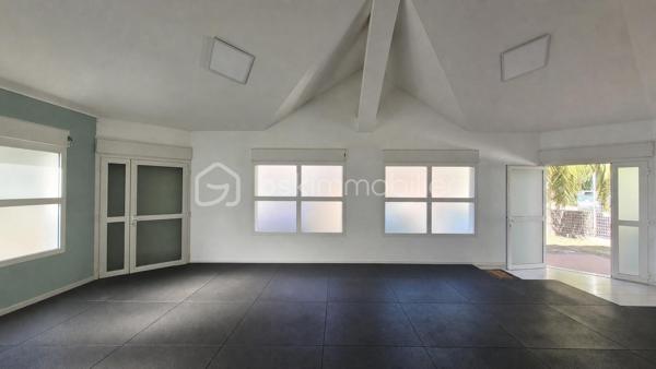 Vente de Droit au Bail d'un Local Commercial de 65 m² à La Saline-les-Bains, en face de la plage de Trou d'Eau. 

Au cœur de La Saline-les-Bains, directement en face de la plage de Trou d'Eau, ce local commercial de 65 m² environ offre une opportunité rare de s'installer dans l'un des sites les plus prisés de la côte ouest réunionnaise. Située sur la Route du Trou d'Eau, elle bénéficie d'une exposition maximale sur un axe passant où le flux touristique et résidentiel se croise tout au long de l'année, porté par l'attractivité naturelle de ce rivage réputé.

Le local se compose d'un espace de vente principal lumineux et traversant, agrémenté de nombreuses ouvertures qui garantissent une luminosité naturelle constante. Entièrement rénové, il présente des finitions soignées et un état impeccable, prêt à accueillir immédiatement une activité sans travaux préalables. Un espace sanitaire privatif, équipé de toilettes, d'une douche et d'un lavabo, complète les installations intérieures avec une autonomie appréciable pour une surface de cette taille. 

Le local est équiper d'une climatisation réversible et des luminaires encastrés, ce qui permet une mise en activité rapide sans investissement lourd en aménagement technique. Les volumes sous charpente apparente confèrent au lieu une atmosphère contemporaine et adaptable à de multiples types d'activité. 

À l'extérieur, un petit espace jardin sur le devant crée une transition végétale entre la rue et l'intérieur du commerce. Une place de parking dédiée est attachée au local, ce qui constitue un atout pratique majeur dans ce quartier où le stationnement est souvent contraint. 

Le bail commercial en cours, consenti pour une durée de neuf ans à compter du 6 juin 2026, présente des conditions financières maîtrisées. Le loyer mensuel hors charges hors taxes s'élève à 1 880 euros. 

Les charges sont provisionnées à 265 euros par mois, ventilées entre 65 euros pour les charges communes et 200 euros pour la taxe d'ordures ménagères. 

La destination commerciale autorisée est large et ouvre sur de nombreuses perspectives d'exploitation. Le preneur peut y exercer toute activité commerciale légale, à l'exception de celles soumises à autorisation spécifique ou interdites par le règlement de copropriété ou les autorités administratives.

Le prix de cession du droit au bail est fixé à 39 000 euros honoraires d'agence inclus. Cette valorisation place l'entrée dans les lieux à un niveau accessible, compte tenu de la qualité de l'emplacement, de l'état irréprochable du local et des conditions de bail négociées. 

Ce local s'adresse à un repreneur soucieux de s'ancrer dans un quartier identifié, avec un trafic naturel généré par la plage et son écosystème (restauration, hébergement, loisirs nautiques), tout en conservant la souplesse d'aménager l'espace selon sa propre vision commerciale. 

Pour toute information complémentaire, consultation du dossier ou organisation d'une visite, merci de me contacter.