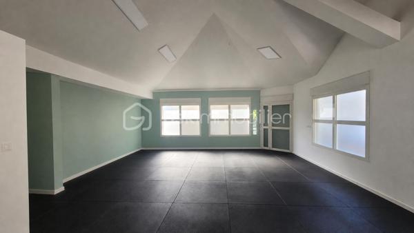 Vente de Droit au Bail d'un Local Commercial de 65 m² à La Saline-les-Bains, en face de la plage de Trou d'Eau. 

Au cœur de La Saline-les-Bains, directement en face de la plage de Trou d'Eau, ce local commercial de 65 m² environ offre une opportunité rare de s'installer dans l'un des sites les plus prisés de la côte ouest réunionnaise. Située sur la Route du Trou d'Eau, elle bénéficie d'une exposition maximale sur un axe passant où le flux touristique et résidentiel se croise tout au long de l'année, porté par l'attractivité naturelle de ce rivage réputé.

Le local se compose d'un espace de vente principal lumineux et traversant, agrémenté de nombreuses ouvertures qui garantissent une luminosité naturelle constante. Entièrement rénové, il présente des finitions soignées et un état impeccable, prêt à accueillir immédiatement une activité sans travaux préalables. Un espace sanitaire privatif, équipé de toilettes, d'une douche et d'un lavabo, complète les installations intérieures avec une autonomie appréciable pour une surface de cette taille. 

Le local est équiper d'une climatisation réversible et des luminaires encastrés, ce qui permet une mise en activité rapide sans investissement lourd en aménagement technique. Les volumes sous charpente apparente confèrent au lieu une atmosphère contemporaine et adaptable à de multiples types d'activité. 

À l'extérieur, un petit espace jardin sur le devant crée une transition végétale entre la rue et l'intérieur du commerce. Une place de parking dédiée est attachée au local, ce qui constitue un atout pratique majeur dans ce quartier où le stationnement est souvent contraint. 

Le bail commercial en cours, consenti pour une durée de neuf ans à compter du 6 juin 2026, présente des conditions financières maîtrisées. Le loyer mensuel hors charges hors taxes s'élève à 1 880 euros. 

Les charges sont provisionnées à 265 euros par mois, ventilées entre 65 euros pour les charges communes et 200 euros pour la taxe d'ordures ménagères. 

La destination commerciale autorisée est large et ouvre sur de nombreuses perspectives d'exploitation. Le preneur peut y exercer toute activité commerciale légale, à l'exception de celles soumises à autorisation spécifique ou interdites par le règlement de copropriété ou les autorités administratives.

Le prix de cession du droit au bail est fixé à 39 000 euros honoraires d'agence inclus. Cette valorisation place l'entrée dans les lieux à un niveau accessible, compte tenu de la qualité de l'emplacement, de l'état irréprochable du local et des conditions de bail négociées. 

Ce local s'adresse à un repreneur soucieux de s'ancrer dans un quartier identifié, avec un trafic naturel généré par la plage et son écosystème (restauration, hébergement, loisirs nautiques), tout en conservant la souplesse d'aménager l'espace selon sa propre vision commerciale. 

Pour toute information complémentaire, consultation du dossier ou organisation d'une visite, merci de me contacter.