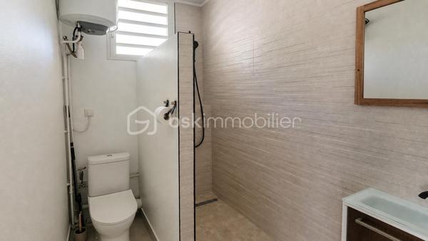 Vente de Droit au Bail d'un Local Commercial de 65 m² à La Saline-les-Bains, en face de la plage de Trou d'Eau. 

Au cœur de La Saline-les-Bains, directement en face de la plage de Trou d'Eau, ce local commercial de 65 m² environ offre une opportunité rare de s'installer dans l'un des sites les plus prisés de la côte ouest réunionnaise. Située sur la Route du Trou d'Eau, elle bénéficie d'une exposition maximale sur un axe passant où le flux touristique et résidentiel se croise tout au long de l'année, porté par l'attractivité naturelle de ce rivage réputé.

Le local se compose d'un espace de vente principal lumineux et traversant, agrémenté de nombreuses ouvertures qui garantissent une luminosité naturelle constante. Entièrement rénové, il présente des finitions soignées et un état impeccable, prêt à accueillir immédiatement une activité sans travaux préalables. Un espace sanitaire privatif, équipé de toilettes, d'une douche et d'un lavabo, complète les installations intérieures avec une autonomie appréciable pour une surface de cette taille. 

Le local est équiper d'une climatisation réversible et des luminaires encastrés, ce qui permet une mise en activité rapide sans investissement lourd en aménagement technique. Les volumes sous charpente apparente confèrent au lieu une atmosphère contemporaine et adaptable à de multiples types d'activité. 

À l'extérieur, un petit espace jardin sur le devant crée une transition végétale entre la rue et l'intérieur du commerce. Une place de parking dédiée est attachée au local, ce qui constitue un atout pratique majeur dans ce quartier où le stationnement est souvent contraint. 

Le bail commercial en cours, consenti pour une durée de neuf ans à compter du 6 juin 2026, présente des conditions financières maîtrisées. Le loyer mensuel hors charges hors taxes s'élève à 1 880 euros. 

Les charges sont provisionnées à 265 euros par mois, ventilées entre 65 euros pour les charges communes et 200 euros pour la taxe d'ordures ménagères. 

La destination commerciale autorisée est large et ouvre sur de nombreuses perspectives d'exploitation. Le preneur peut y exercer toute activité commerciale légale, à l'exception de celles soumises à autorisation spécifique ou interdites par le règlement de copropriété ou les autorités administratives.

Le prix de cession du droit au bail est fixé à 39 000 euros honoraires d'agence inclus. Cette valorisation place l'entrée dans les lieux à un niveau accessible, compte tenu de la qualité de l'emplacement, de l'état irréprochable du local et des conditions de bail négociées. 

Ce local s'adresse à un repreneur soucieux de s'ancrer dans un quartier identifié, avec un trafic naturel généré par la plage et son écosystème (restauration, hébergement, loisirs nautiques), tout en conservant la souplesse d'aménager l'espace selon sa propre vision commerciale. 

Pour toute information complémentaire, consultation du dossier ou organisation d'une visite, merci de me contacter.