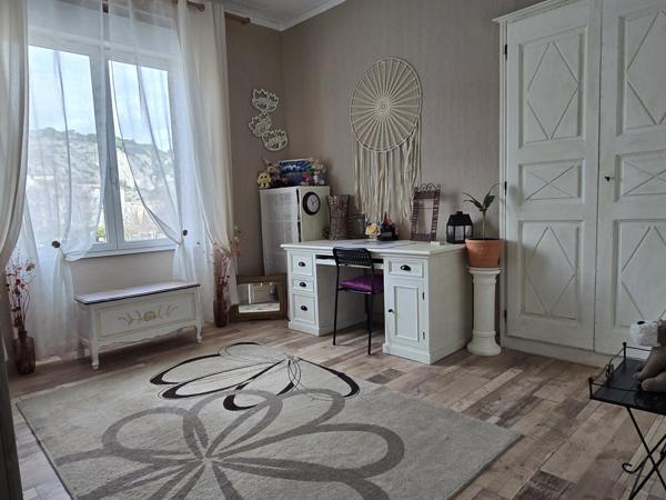 Appartement en ville : terrasse, garage et vue sur la colline !