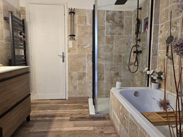 Appartement en ville : terrasse, garage et vue sur la colline !