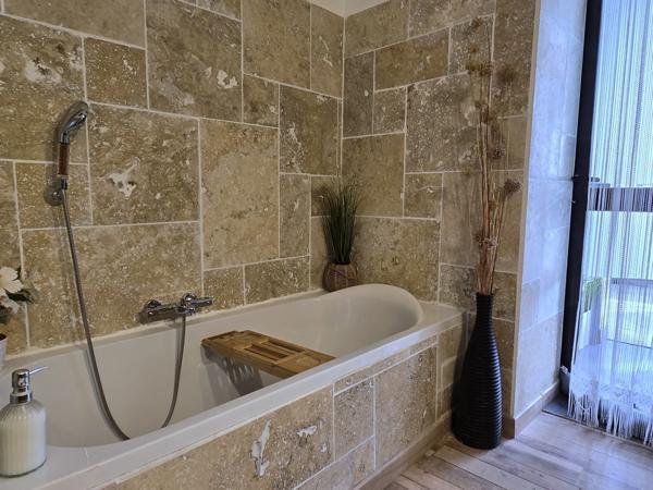 Appartement en ville : terrasse, garage et vue sur la colline !