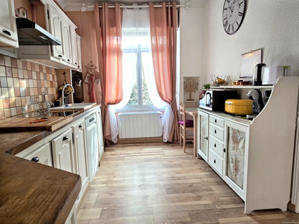 Appartement en ville : terrasse, garage et vue sur la colline !