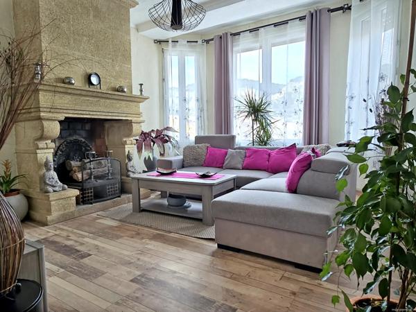 Appartement en ville : terrasse, garage et vue sur la colline !