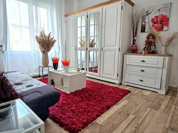 Appartement en ville : terrasse, garage et vue sur la colline !