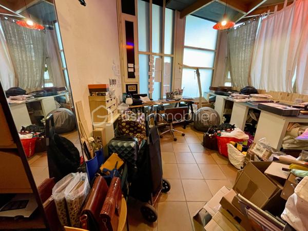 📍 Ivry-sur-Seine – à proximité immédiate des transports et de Paris

⸻
✨ Bien atypique au sein d’un ensemble architectural reconnu

Situé dans un ensemble signé Renée Gailhoustet et labellisé Architecture Contemporaine Remarquable, ce local de 85 m² en rez-de-chaussée offre un cadre unique et un fort potentiel.

⸻
📐 Caractéristiques :
• Surface : 85 m²
• Rez-de-chaussée
• Volumes ouverts et modulables
• Salle d’eau / sanitaires
• Place de parking en sous-sol

⸻
💡 Pourquoi ce bien est différent :
• Architecture recherchée et valorisée
• Esprit atelier / loft
• Possibilité d’usage mixte (professionnel / habitation selon autorisations)
• Produit rare sur le secteur
• Fort potentiel de valorisation

📞   Contactez-moi pour plus d’informations ou organiser une visite.