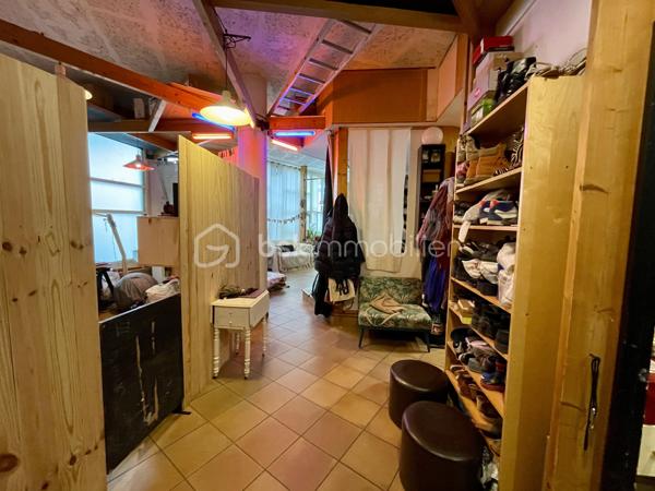 📍 Ivry-sur-Seine – à proximité immédiate des transports et de Paris

⸻
✨ Bien atypique au sein d’un ensemble architectural reconnu

Situé dans un ensemble signé Renée Gailhoustet et labellisé Architecture Contemporaine Remarquable, ce local de 85 m² en rez-de-chaussée offre un cadre unique et un fort potentiel.

⸻
📐 Caractéristiques :
• Surface : 85 m²
• Rez-de-chaussée
• Volumes ouverts et modulables
• Salle d’eau / sanitaires
• Place de parking en sous-sol

⸻
💡 Pourquoi ce bien est différent :
• Architecture recherchée et valorisée
• Esprit atelier / loft
• Possibilité d’usage mixte (professionnel / habitation selon autorisations)
• Produit rare sur le secteur
• Fort potentiel de valorisation

📞   Contactez-moi pour plus d’informations ou organiser une visite.