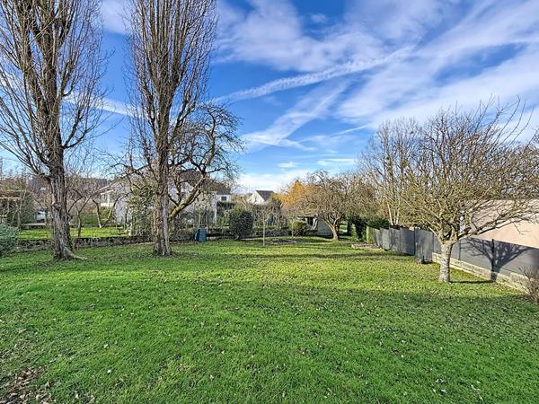 Maison située à Nanteuil les Meaux - vivable de plain pied - 5 chambres - jardin de 1330 m2 et sous-sol total