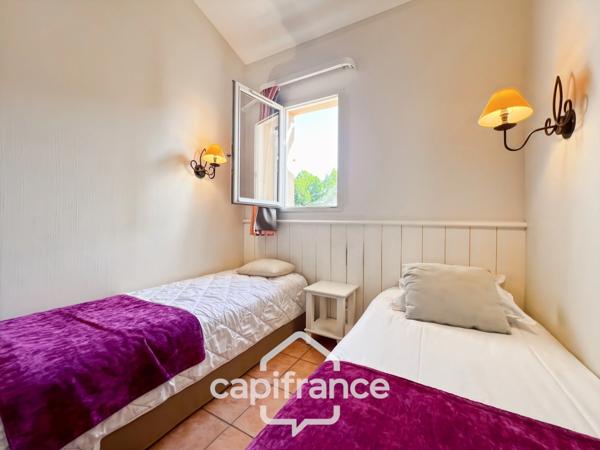 Charmant Bastidon dans le Domaine du Golf de Pont Royal, 45 m2 habitable, ravalé, avec jardin privatif, élevé d'un étage, 2 chambres,  terrasse, calme et nature