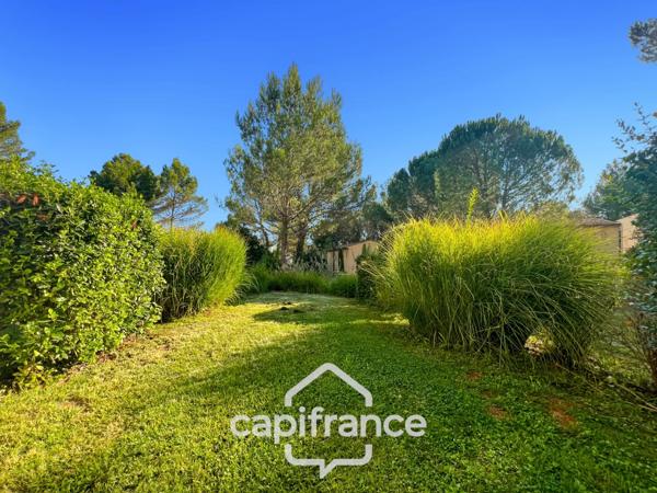Charmant Bastidon dans le Domaine du Golf de Pont Royal, 45 m2 habitable, ravalé, avec jardin privatif, élevé d'un étage, 2 chambres,  terrasse, calme et nature