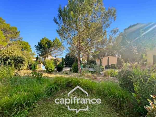 Charmant Bastidon dans le Domaine du Golf de Pont Royal, 45 m2 habitable, ravalé, avec jardin privatif, élevé d'un étage, 2 chambres,  terrasse, calme et nature