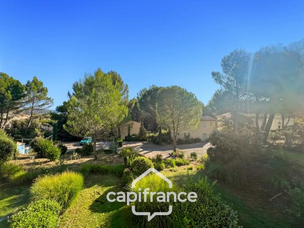 Charmant Bastidon dans le Domaine du Golf de Pont Royal, 45 m2 habitable, ravalé, avec jardin privatif, élevé d'un étage, 2 chambres,  terrasse, calme et nature