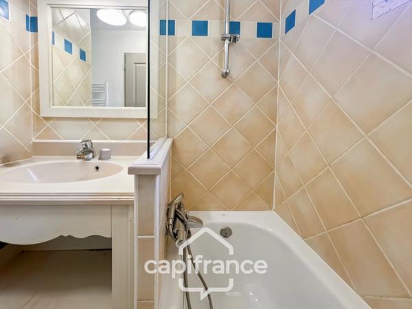 Charmant Bastidon dans le Domaine du Golf de Pont Royal, 45 m2 habitable, ravalé, avec jardin privatif, élevé d'un étage, 2 chambres,  terrasse, calme et nature