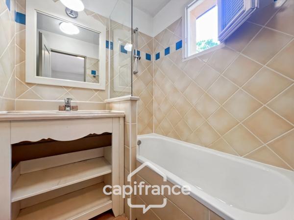 Charmant Bastidon dans le Domaine du Golf de Pont Royal, 45 m2 habitable, ravalé, avec jardin privatif, élevé d'un étage, 2 chambres,  terrasse, calme et nature