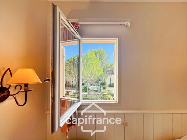 Charmant Bastidon dans le Domaine du Golf de Pont Royal, 45 m2 habitable, ravalé, avec jardin privatif, élevé d'un étage, 2 chambres,  terrasse, calme et nature