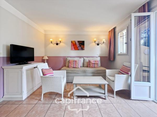 Charmant Bastidon dans le Domaine du Golf de Pont Royal, 45 m2 habitable, ravalé, avec jardin privatif, élevé d'un étage, 2 chambres,  terrasse, calme et nature