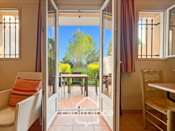 Charmant Bastidon dans le Domaine du Golf de Pont Royal, 45 m2 habitable, ravalé, avec jardin privatif, élevé d'un étage, 2 chambres,  terrasse, calme et nature
