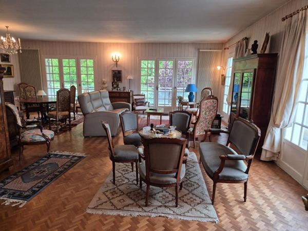 Maison de ville, de type 8, sur sous-sol complet, terrain clos et arboré de 784 m²