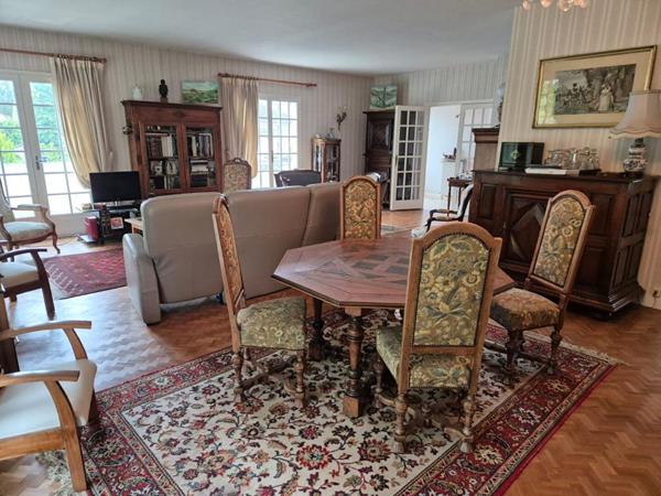 Maison de ville, de type 8, sur sous-sol complet, terrain clos et arboré de 784 m²