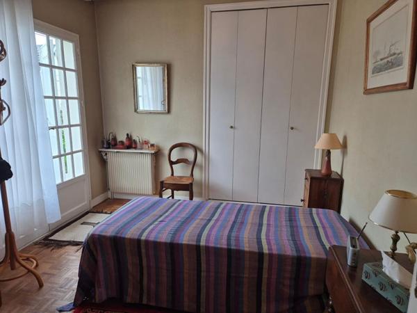 Maison de ville, de type 8, sur sous-sol complet, terrain clos et arboré de 784 m²