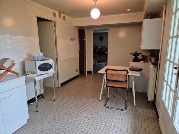 Maison de ville, de type 8, sur sous-sol complet, terrain clos et arboré de 784 m²