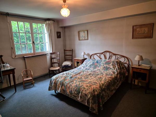 Maison de ville, de type 8, sur sous-sol complet, terrain clos et arboré de 784 m²