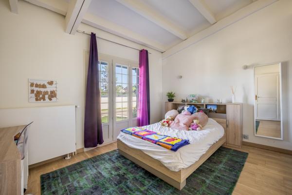 Aux portes du golf, plus de 3 200 m² de quiétude pour une vraie vie de famille. Détails des diagnostics énergétiques