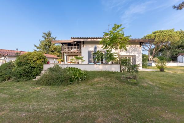 Aux portes du golf, plus de 3 200 m² de quiétude pour une vraie vie de famille. Détails des diagnostics énergétiques