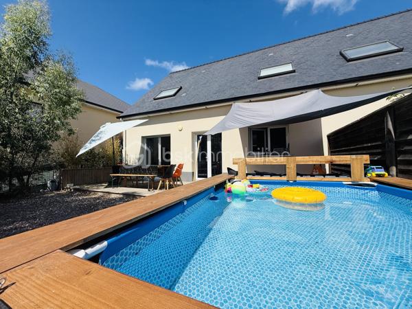 Dans la commune de TOUQUES à 4 kms à peine de DEAUVILLE, je vous propose cette jolie maison, dans un quartier RÉSIDENTIEL et CALME à proximité de écoles et commerces.

Edifiée en 2020, cette maison de Type 5 vous ouvre ses portes. 

Après quelques petites marches vous accédez directement au rdc et vous trouverez  une  belle entrée, une cuisine  semi-équipée, ouverte sur une pièce de vie LUMINEUSE, une salle à manger,  une salle de douche  et un wc indépendant. 
A l'Etage vous disposerez de  3 chambres et une sdb.

Le jardin entièrement clôturé vous permet de profiter d'une grande  TERRASSE  exposée SUD, et d'un espace ouvert à tous vos projets 
La maison, mitoyenne d'un coté,  ne nécessite AUCUN TRAVAUX, elle est FONCTIONNELLE  et AMENAGEE AVEC GOÛTS.

Idéal pied à terre, RESIDENCE PRINCIPALE ou RESIDENCE  SECONDAIRE. 

Contact pour visite : Fanny SCHUTZ au 06.18.37.09.47 ou par mail f.schutz@bskimmobilier.com,   ou Isabelle Bassac au 06 33 64 15 64, mail i.bassac@bskimmobilier.com