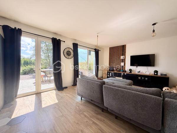 Dans la commune de TOUQUES à 4 kms à peine de DEAUVILLE, je vous propose cette jolie maison, dans un quartier RÉSIDENTIEL et CALME à proximité de écoles et commerces.

Edifiée en 2020, cette maison de Type 5 vous ouvre ses portes. 

Après quelques petites marches vous accédez directement au rdc et vous trouverez  une  belle entrée, une cuisine  semi-équipée, ouverte sur une pièce de vie LUMINEUSE, une salle à manger,  une salle de douche  et un wc indépendant. 
A l'Etage vous disposerez de  3 chambres et une sdb.

Le jardin entièrement clôturé vous permet de profiter d'une grande  TERRASSE  exposée SUD, et d'un espace ouvert à tous vos projets 
La maison, mitoyenne d'un coté,  ne nécessite AUCUN TRAVAUX, elle est FONCTIONNELLE  et AMENAGEE AVEC GOÛTS.

Idéal pied à terre, RESIDENCE PRINCIPALE ou RESIDENCE  SECONDAIRE. 

Contact pour visite : Fanny SCHUTZ au 06.18.37.09.47 ou par mail f.schutz@bskimmobilier.com,   ou Isabelle Bassac au 06 33 64 15 64, mail i.bassac@bskimmobilier.com