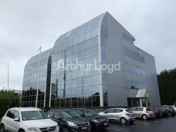 Bureaux rénovés à louer à Villeneuve d'Ascq avec parkings privatifs