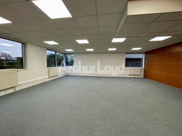 Bureaux rénovés à louer à Villeneuve d'Ascq avec parkings privatifs